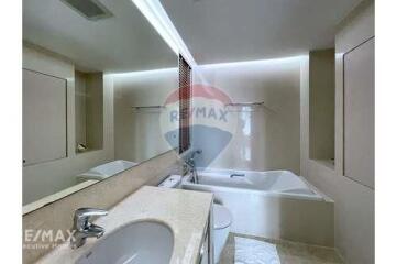 Modern fully furnished home close to Phrom Phong BTS.