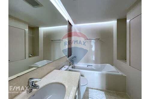 Modern fully furnished home close to Phrom Phong BTS.