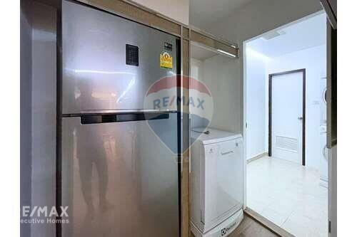 Modern fully furnished home close to Phrom Phong BTS.