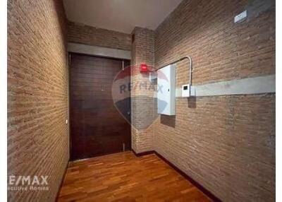 Duplex Penthouse 4+1 bedrooms Close to Thonglor BTS.