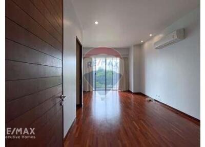 Duplex Penthouse 4+1 bedrooms Close to Thonglor BTS.