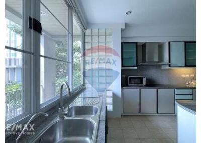 Duplex Penthouse 4+1 bedrooms Close to Thonglor BTS.