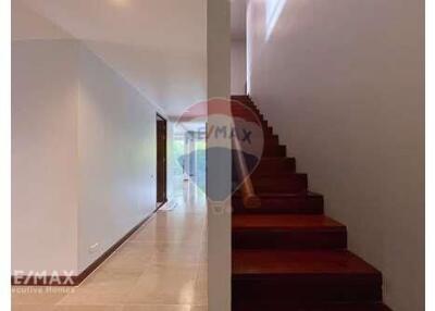 Duplex Penthouse 4+1 bedrooms Close to Thonglor BTS.