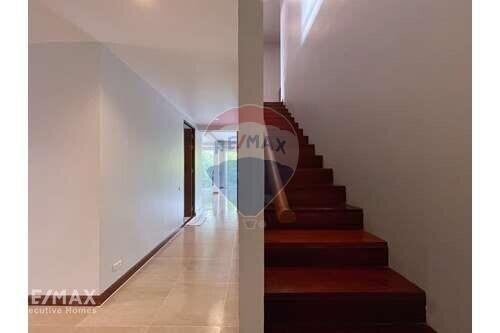 Duplex Penthouse 4+1 bedrooms Close to Thonglor BTS.