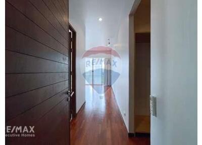 Duplex Penthouse 4+1 bedrooms Close to Thonglor BTS.