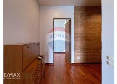 Duplex Penthouse 4+1 bedrooms Close to Thonglor BTS.