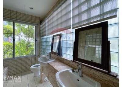 Duplex Penthouse 4+1 bedrooms Close to Thonglor BTS.