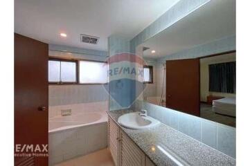 Large 3 Bedrooms cat friendly in Phrom Phong.