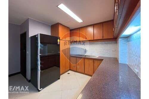 Large 3 Bedrooms cat friendly in Phrom Phong.