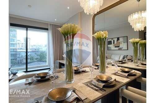 Luxurious 2-bedroom condo in prime Thonglor location.