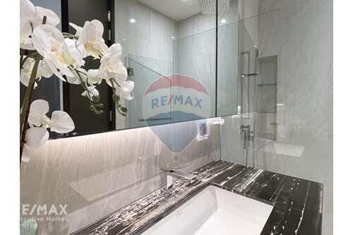 Luxurious 2-bedroom condo in prime Thonglor location.