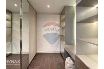 Luxurious 2-bedroom condo in prime Thonglor location.