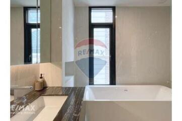 Luxurious 2-bedroom condo in prime Thonglor location.