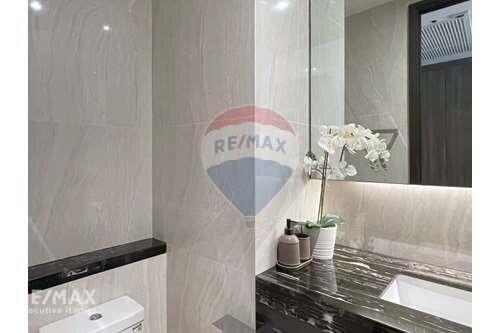 Luxurious 2-bedroom condo in prime Thonglor location.