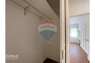 Pet Friendly Condo for Rent in Thonglor - Newly Renovated 3 Bedrooms, 300 Sqm.