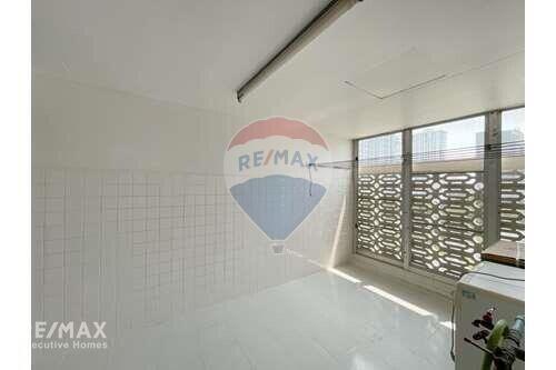 Luxurious Pet-Friendly 3-Bed Condo in Thonglor - Newly Renovated