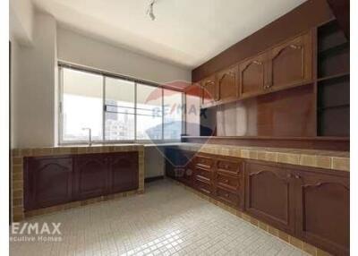 Luxurious Pet-Friendly 3-Bed Condo in Thonglor - Newly Renovated