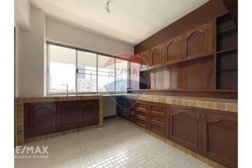 Luxurious Pet-Friendly 3-Bed Condo in Thonglor - Newly Renovated