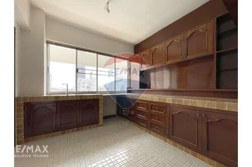 Luxurious Pet-Friendly 3-Bed Condo in Thonglor - Newly Renovated