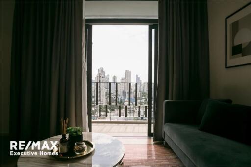 A beautiful unit with an effortlessly accessible condominium to BTS and MTR Asoke in the Sukhumvit area.