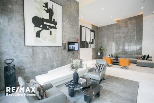 A beautiful unit with an effortlessly accessible condominium to BTS and MTR Asoke in the Sukhumvit area.