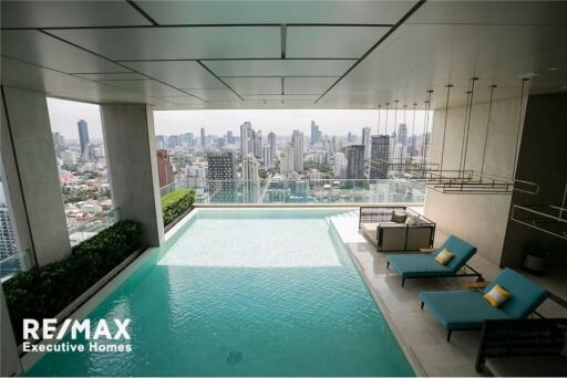 A beautiful unit with an effortlessly accessible condominium to BTS and MTR Asoke in the Sukhumvit area.