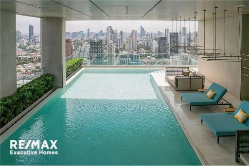 A beautiful unit with an effortlessly accessible condominium to BTS and MTR Asoke in the Sukhumvit area.