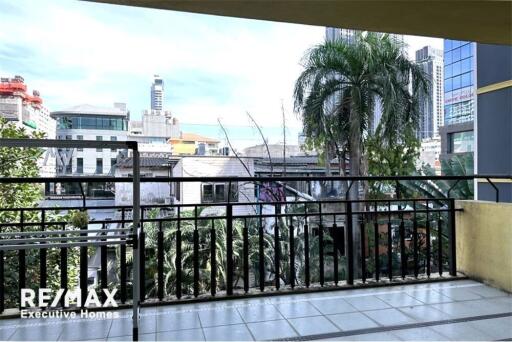 Lovely unit homey style; easy walk nearby convenient store, supermarket, restaurants, and pet friendly in Thonglor.