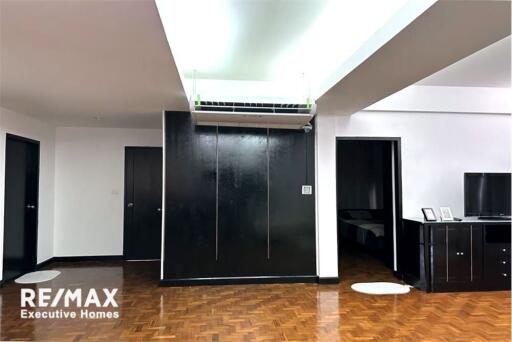 Lovely unit homey style; easy walk nearby convenient store, supermarket, restaurants, and pet friendly in Thonglor.