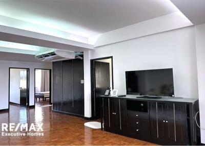 Lovely unit homey style; easy walk nearby convenient store, supermarket, restaurants, and pet friendly in Thonglor.
