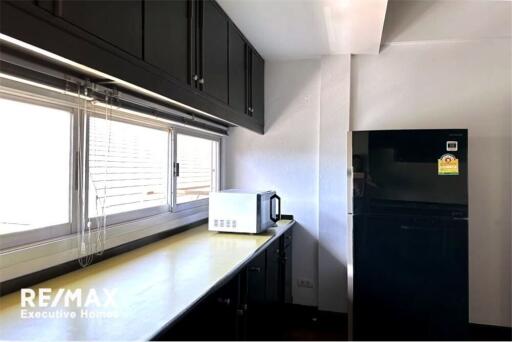 Lovely unit homey style; easy walk nearby convenient store, supermarket, restaurants, and pet friendly in Thonglor.