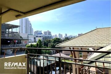 Lovely unit homey style; easy walk nearby convenient store, supermarket, restaurants, and pet friendly in Thonglor.