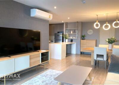A nice corner room with effortlessly access condominium to BTS Ekkamai and Sukhumvit area.