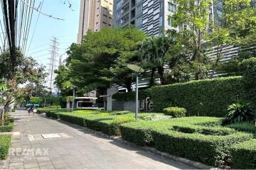 A partially furnished Life@Ratchada-Suthisan Condominium adjacent to MRT Sutthisan Station.