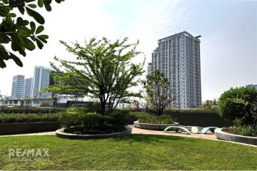 A partially furnished Life@Ratchada-Suthisan Condominium adjacent to MRT Sutthisan Station.