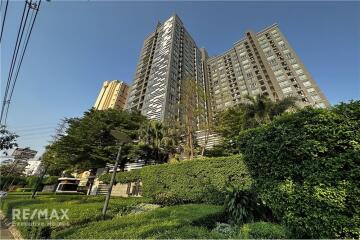 A partially furnished Life@Ratchada-Suthisan Condominium adjacent to MRT Sutthisan Station.