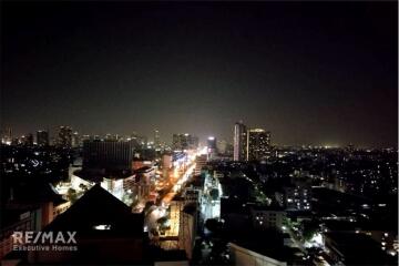 A partially furnished Life@Ratchada-Suthisan Condominium adjacent to MRT Sutthisan Station.