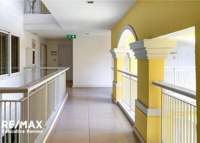 Homey and Pet friendly located in a quiet area very nice neighborhood with only 5 minutes walk to BTS Thonglor.