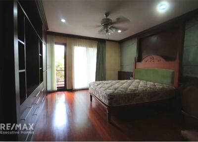 Experience Serenity and Convenience in this Cozy Condo near BTS Chong Nonsi