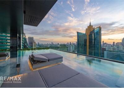 A luxury furnished unit located in a prime area of Asoke only 10 minutes walk to BTS Asoke.