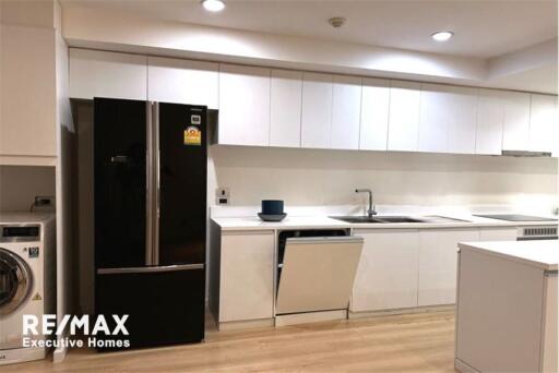 Luxurious 3-Bedroom Condo with Stunning Views in Sukhumvit 49/Thonglor 13