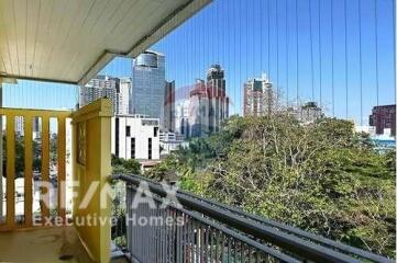 Homey and Pet-friendly condominium located in a quiet area very nice neighborhood with only 5 minutes walk to BTS Thonglor.