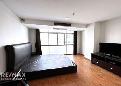 Effortlessly access condominium to BTS Phrom Phong and Sukhumvit area.