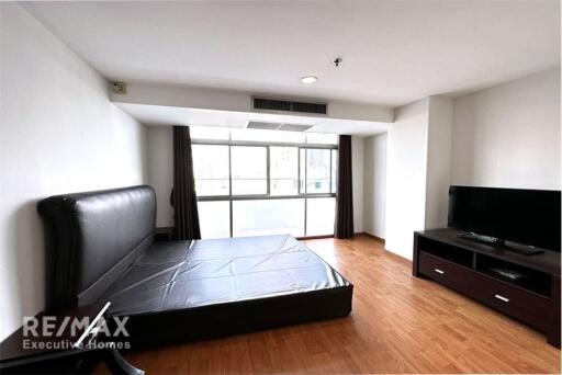 Effortlessly access condominium to BTS Phrom Phong and Sukhumvit area.