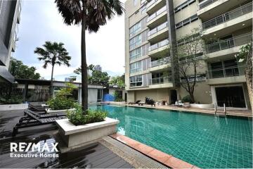 An apartment unit that is homey and furnished in a low-rise building 15 mins walk to BTS Thonglor.