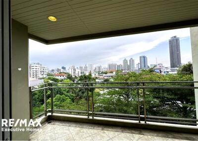 An apartment unit that is homey and furnished in a low-rise building 15 mins walk to BTS Thonglor.