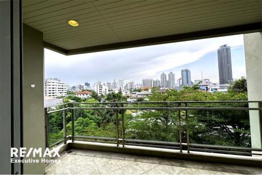 An apartment unit that is homey and furnished in a low-rise building 15 mins walk to BTS Thonglor.