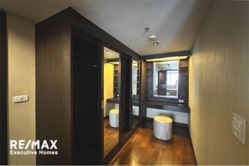 An apartment unit that is homey and furnished in a low-rise building 15 mins walk to BTS Thonglor.