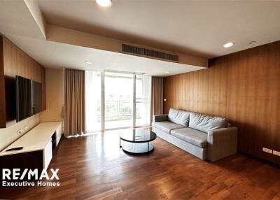 An apartment unit that is homey and furnished in a low-rise building 15 mins walk to BTS Thonglor.