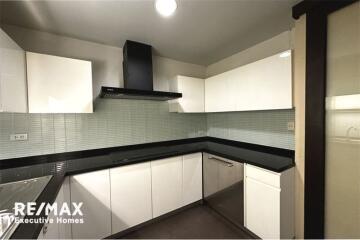 An apartment unit that is homey and furnished in a low-rise building 15 mins walk to BTS Thonglor.